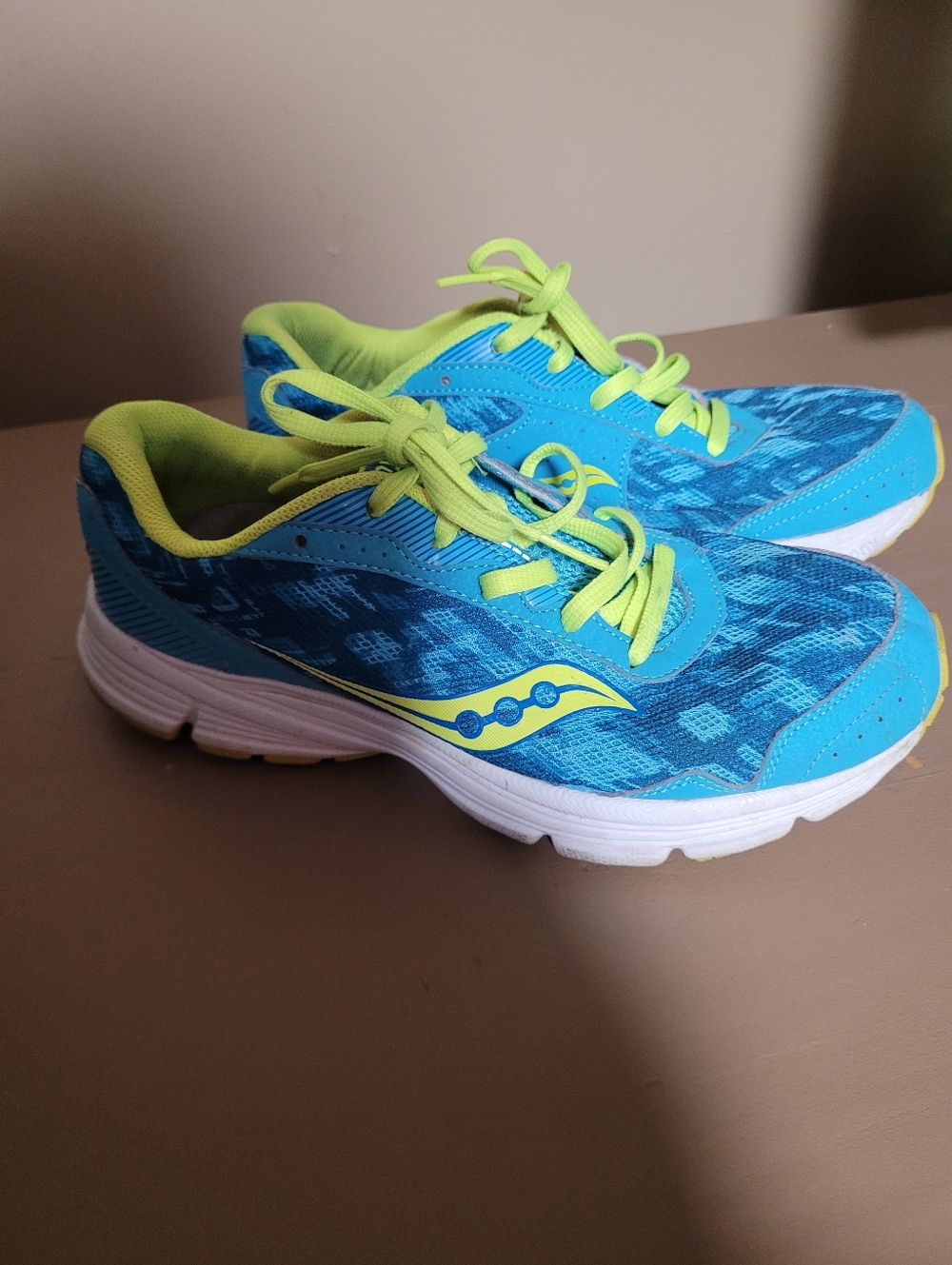 Saucony Turquoise and Neon Yellow Athletic Sneakers Womens 8.5